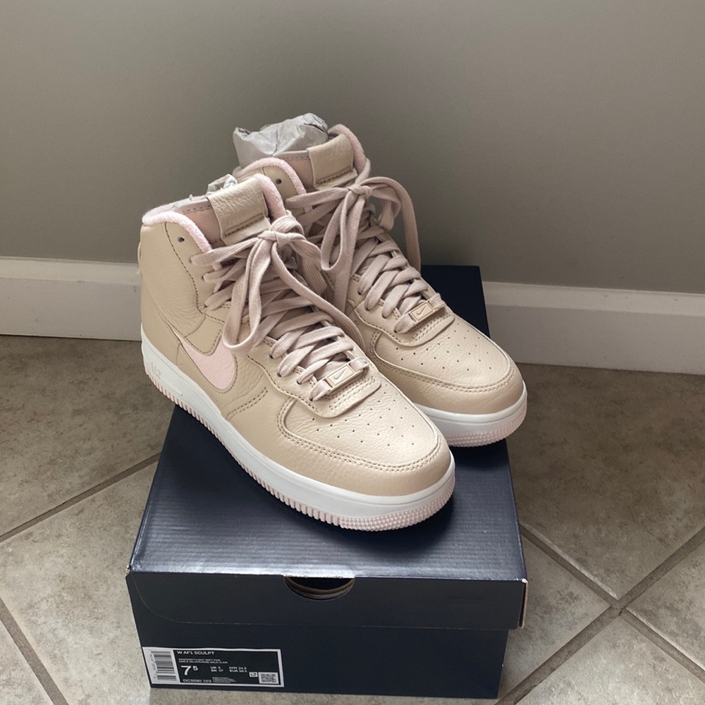 Nike W AF1 sculpt New , 7.5 women’s Sanddrift/ light pink , pink bottoms